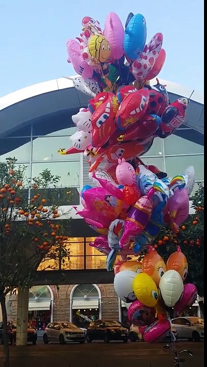 Masha e Orso - Camminare per la Città con il Palloncino di Masha -маша и медведь -