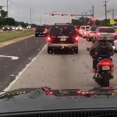 KENDİNDEN BÜYÜK MOTORUYLA KIRMIZI IŞIKTA BAKIN NASIL DURDU?