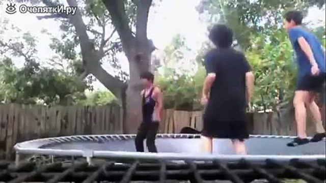 Жесткий прикол на батуте