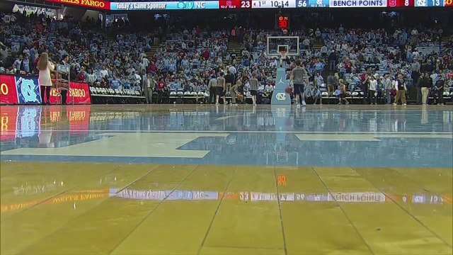 Un enfant rentre 3 paniers d'affilée depuis le milieu du terrain