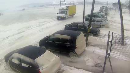 Neige et vent fort, ce camion n’a pas résisté !