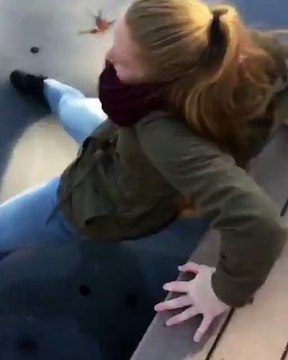 Une fille tente sa chance sur un lac gelé