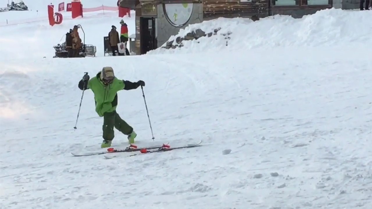 Ce mec complètement bourré essaye de monter sur ses skis