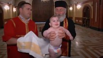 La patriarche Elie II baptise un enfant d'une manière acrobatique