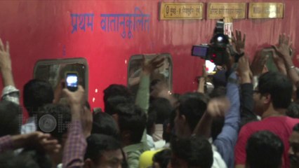 Shahrukh Khan | Raees Promotion | One Dead At Vadodra Station | Train Journey Mumbai To Delhi
