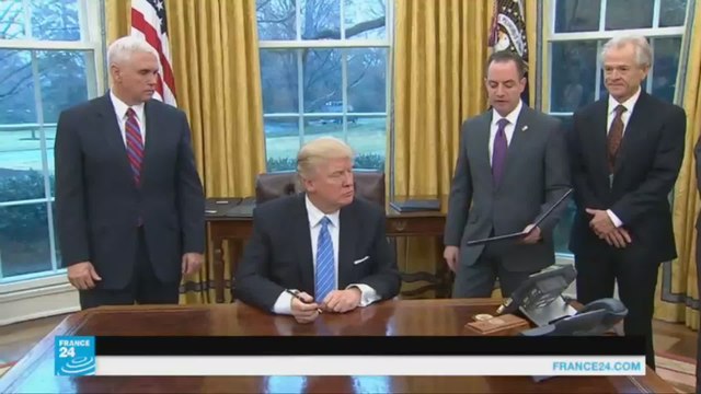 ترامب يوقع مرسوم الانسحاب من اتفاقية التجارة عبر المحيط
