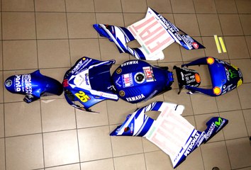 YAMAHA R1 FROM ORIGINAL TO MOTOGp REPLICA STICKERS PROJECT PART 4