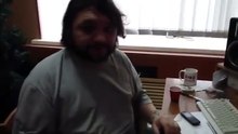 Il joue la Marche Impériale de Star Wars avec une touillette à café... et franchement, c'est bluffant !