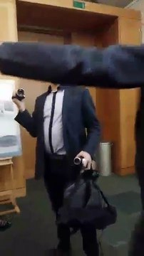 'Убирайся вон, лжец': Грэма Филлипса выгнали из парламента Британии