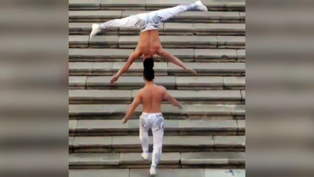 Il monte les escaliers avec un homme sur sa tête