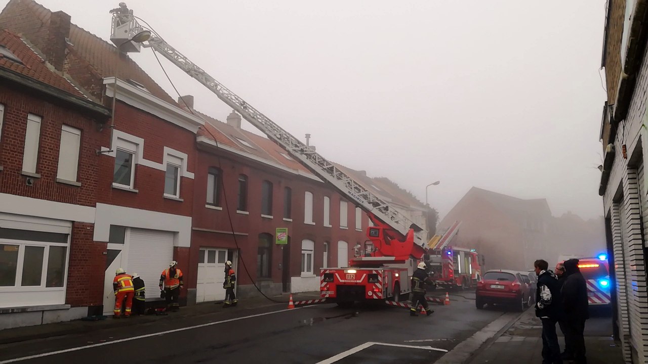 Feu de cheminée dans la rue Henri Duchâtel, le mardi 24 janvier 2017, à Mouscron.