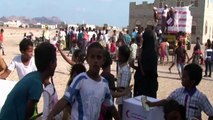 الهلال الأحمر الاماراتي يقدم مساعدات انسانية للاجئين اليمنيين