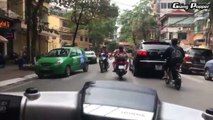 Sur son scooter il roule à toute vitesse en plein trafic asiatique