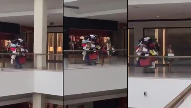 Dans un centre commercial, un homme aide sa femme à porter les courses !