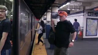 Реакция нью-йоркцев, опоздавших на метро