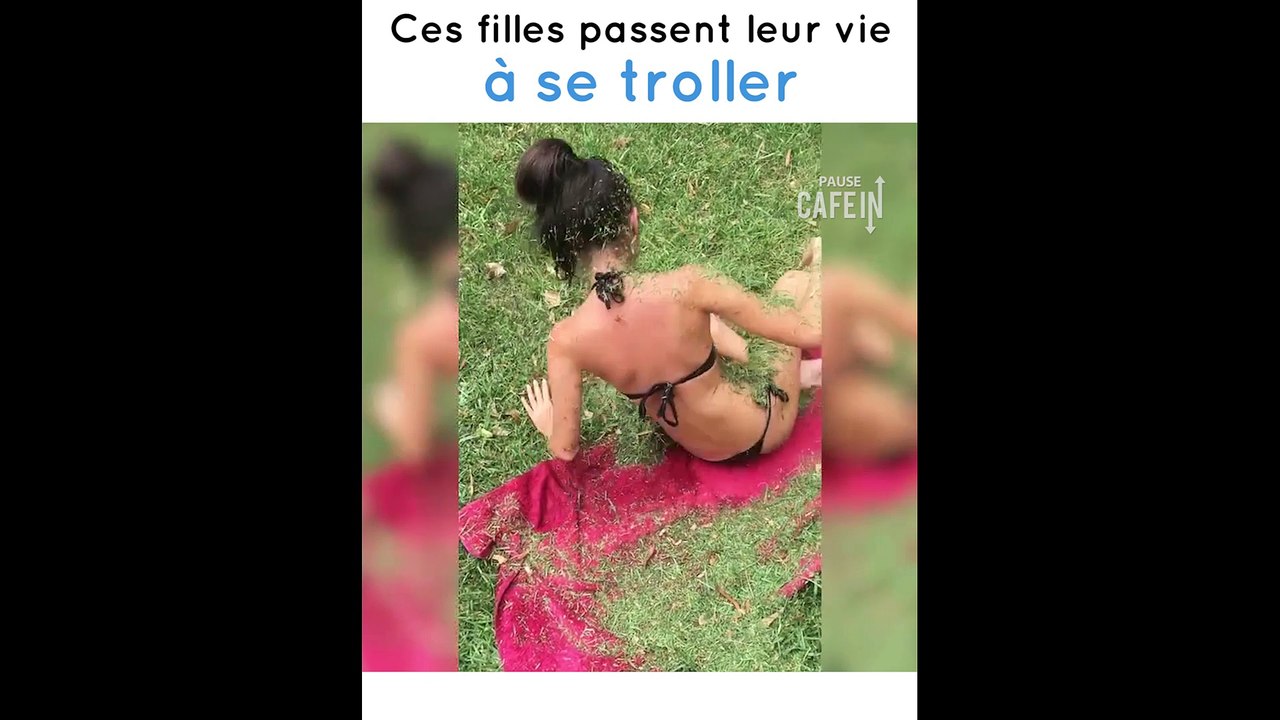Deux amies se trollent toute la journée