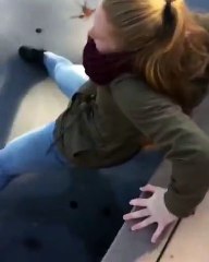 Une fille tente sa chance sur un lac gelé !