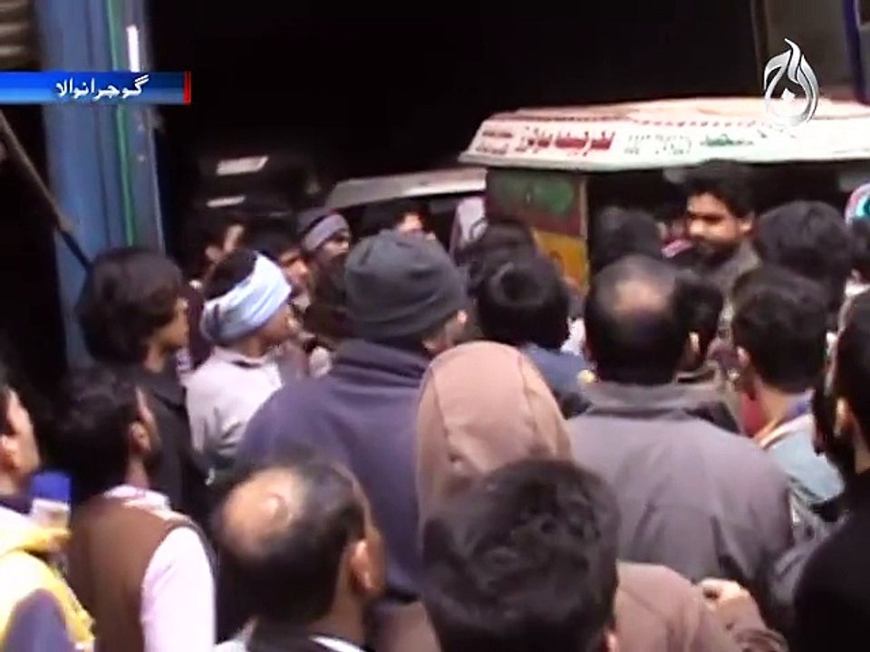 Rikshaw Driver beaten by Police Inspector in Gujranwala