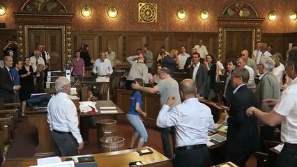 Un député drague une prof de fitness