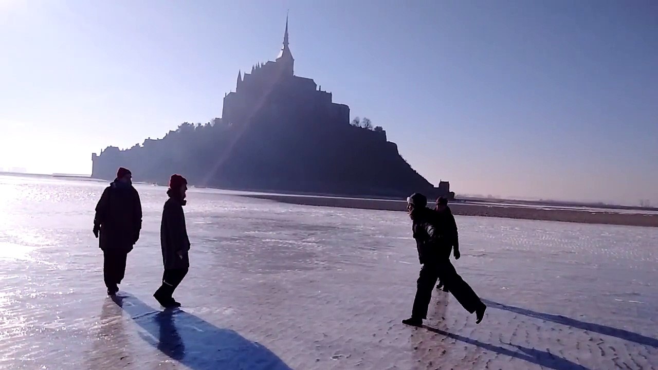 La baie du Mont-Saint-Michel complètement gelée