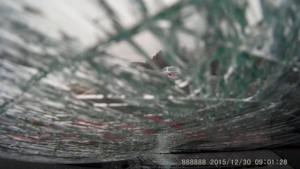 Cet homme aperçoit un bloc de glace dans les airs, puis il s'écrase avec fracas sur le pare-brise de sa voiture !