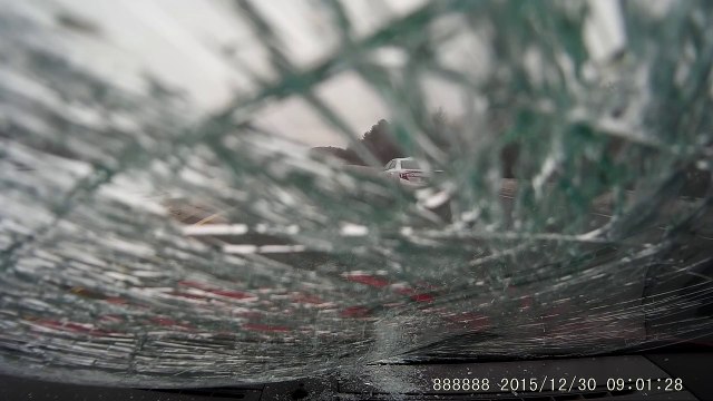 Cet homme aperçoit un bloc de glace dans les airs, puis il s'écrase avec fracas sur le pare-brise de sa voiture !