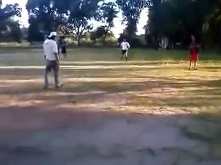 bebado jogando futebol