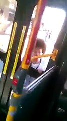 Tellement énervé qu'il défonce la porte du bus... ouahhh
