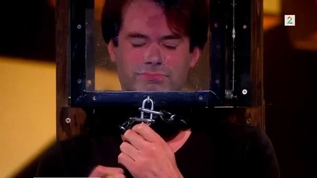 Ce performer a bien faillit se noyer en direct à la tv pendant son numéro d'évasion en apnée