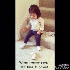 Sa maman lui dit de se préparer pour sortir... Ce que la petite fait est trop craquant !