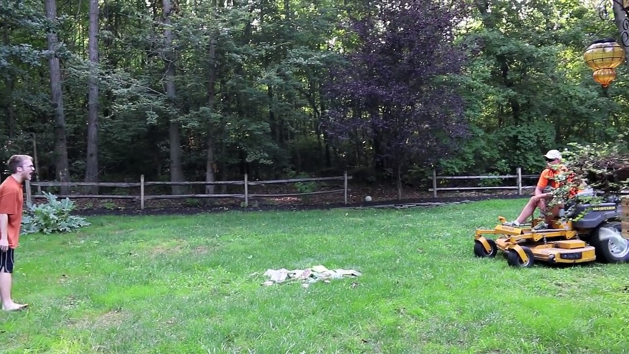 Ce geek pète un cable quand son père lui détruit ses jeux vidéos avec une tondeuse à gazon