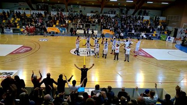 Basket - en vidéo : les joueurs du GET Vosges communient avec leurs supporters après leur victoire face à...