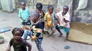 niños africanos bailando