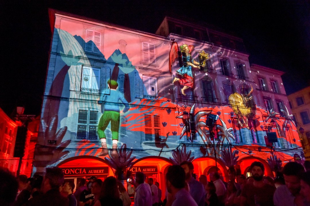 VIDEO : un son et lumière haut en couleur à...