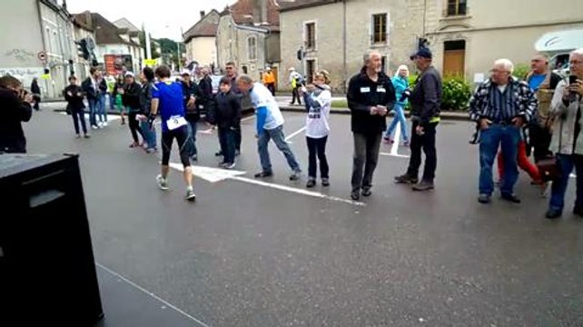 L'arrivée des marcheurs du Paris-Alsace à Neufchâteau (Vosges)...