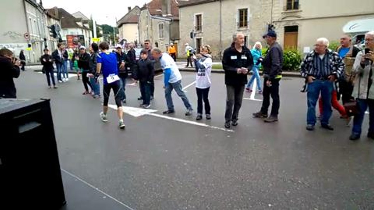 L'arrivée des marcheurs du Paris-Alsace à Neufchâteau (Vosges)...