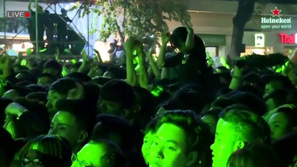 Une DJ russe perd ses seins en silicone en plein concert !