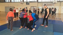 Les élèves du collège Max-Jacob apprennent l'acrobatie marocaine