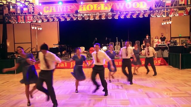 Ces talentueux danseurs restent inactifs sur scène, mais en entendant la musique, ils dansent d’une manière impressionna