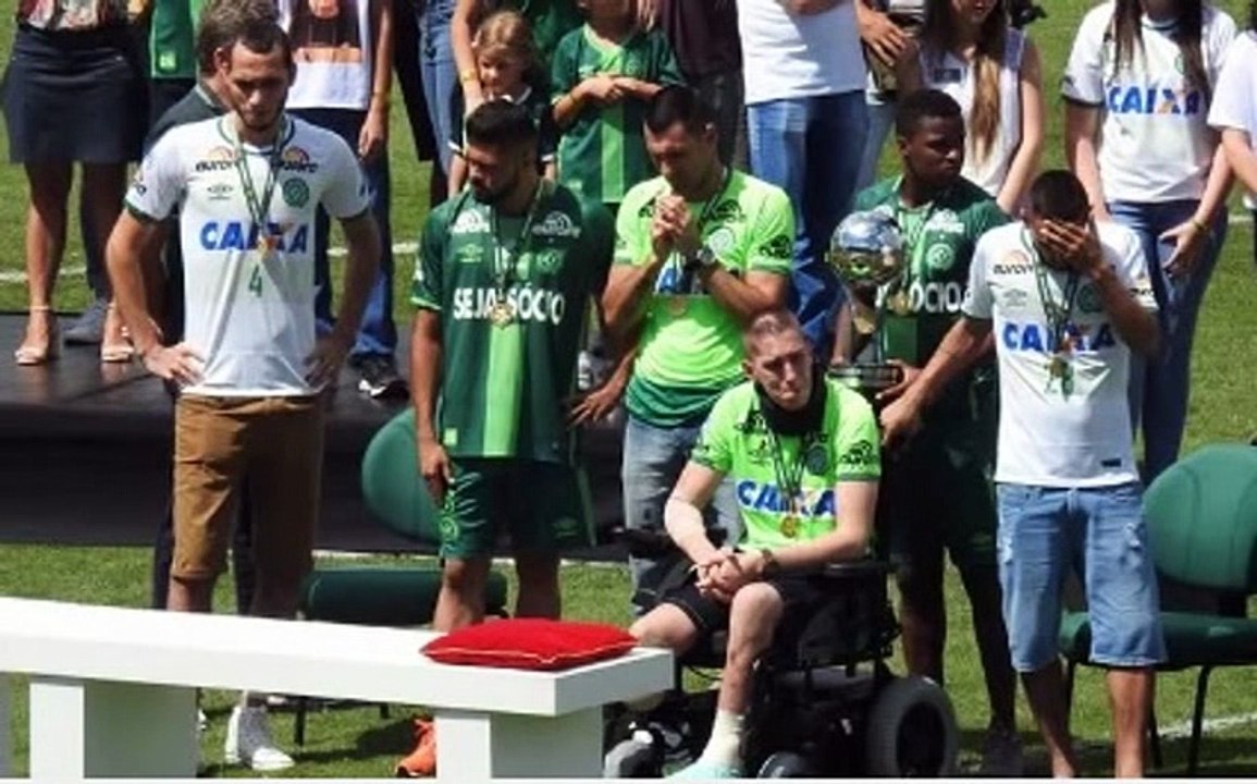 Goleiro Follmann do chapecoense Chorou  ao entrar em campo e ser homenageado