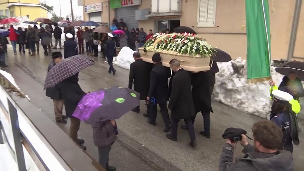 В Италии хоронят жертвы снежной лавины, накрывшей спа-отель "Ригопьяно"