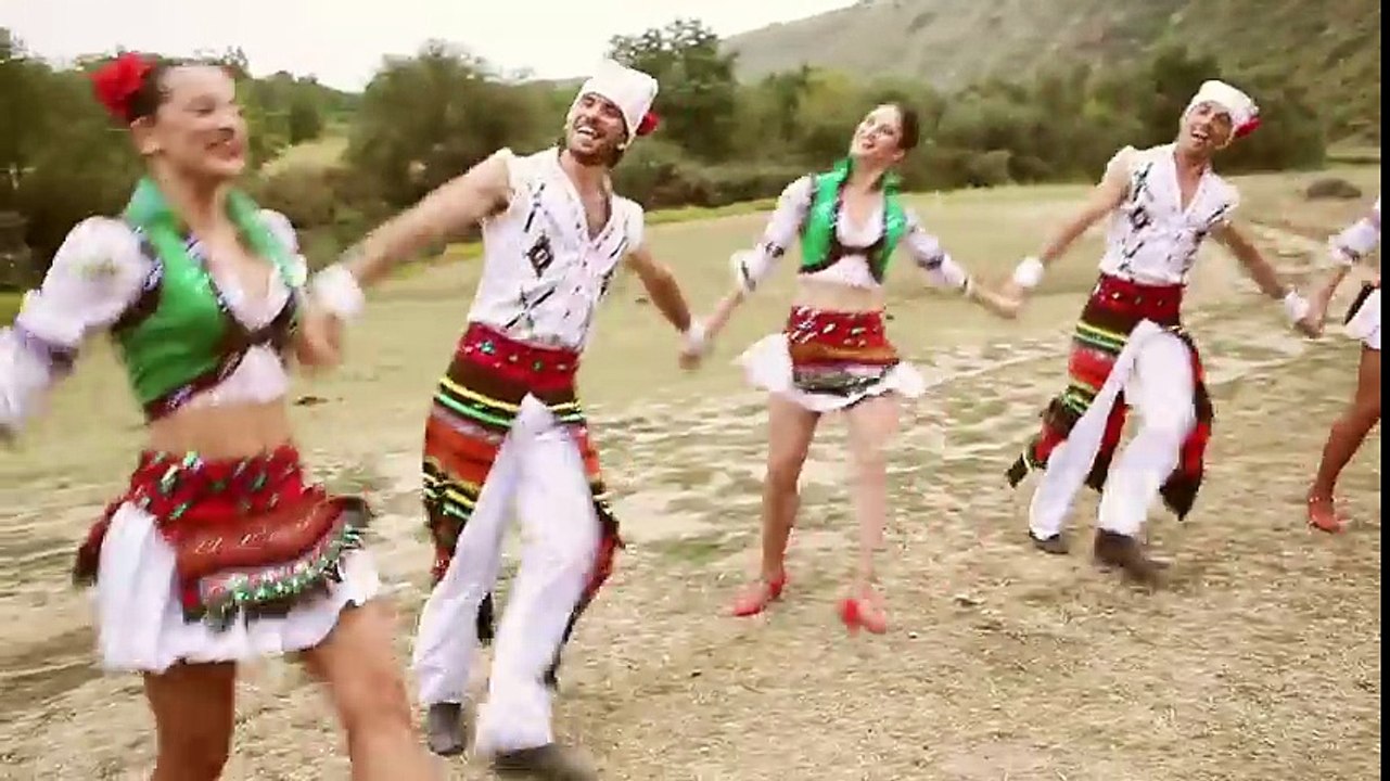 Folclorul nostru romanesc rasuna-n toata Europa. Aceasta melodie i-a cucerit pe straini. Cu asa domnisoare...