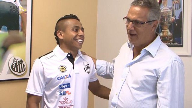 Vladimir Hernández assina com o Santos e se apresenta à torcida