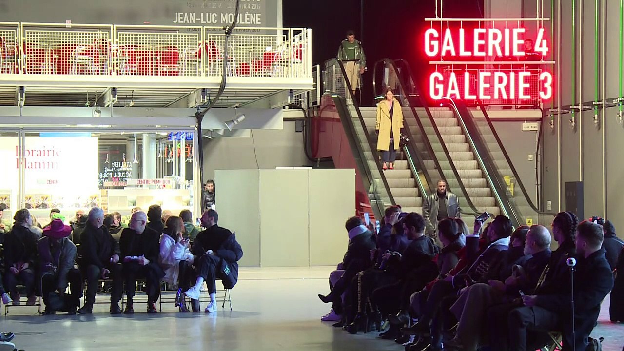 Haute couture: la mode radicale de Vetements défile à Paris
