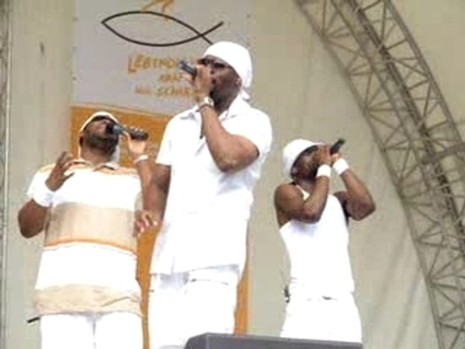 Amazing Grace - Naturally 7 at the Roncalli Place