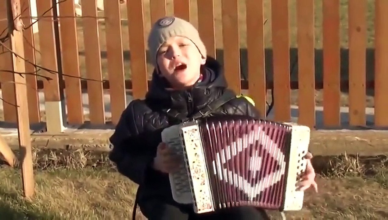 Посмотрите как играет на гармошке этот мальчуган