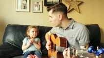 Un papa et sa fille de 4 ans chantent « Je suis ton ami » de Toy Story