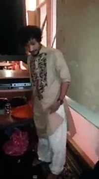 Ce type fait pivoter sa tête à 180 degrés !