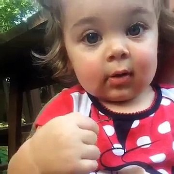 Elle découvre qu'elle peut froncer les sourcils. Adorable !