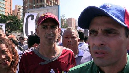 Oposición venezolana bloquea carretera en demanda de elecciones